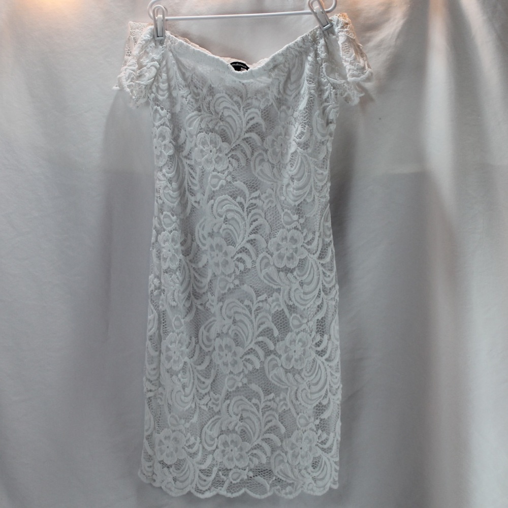 Stunning strapless white mini dress 🤍